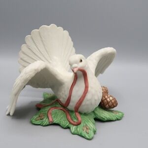 Vintage 1992 Enesco White Dove Figurine with ribbon‎ and acorn Open wings